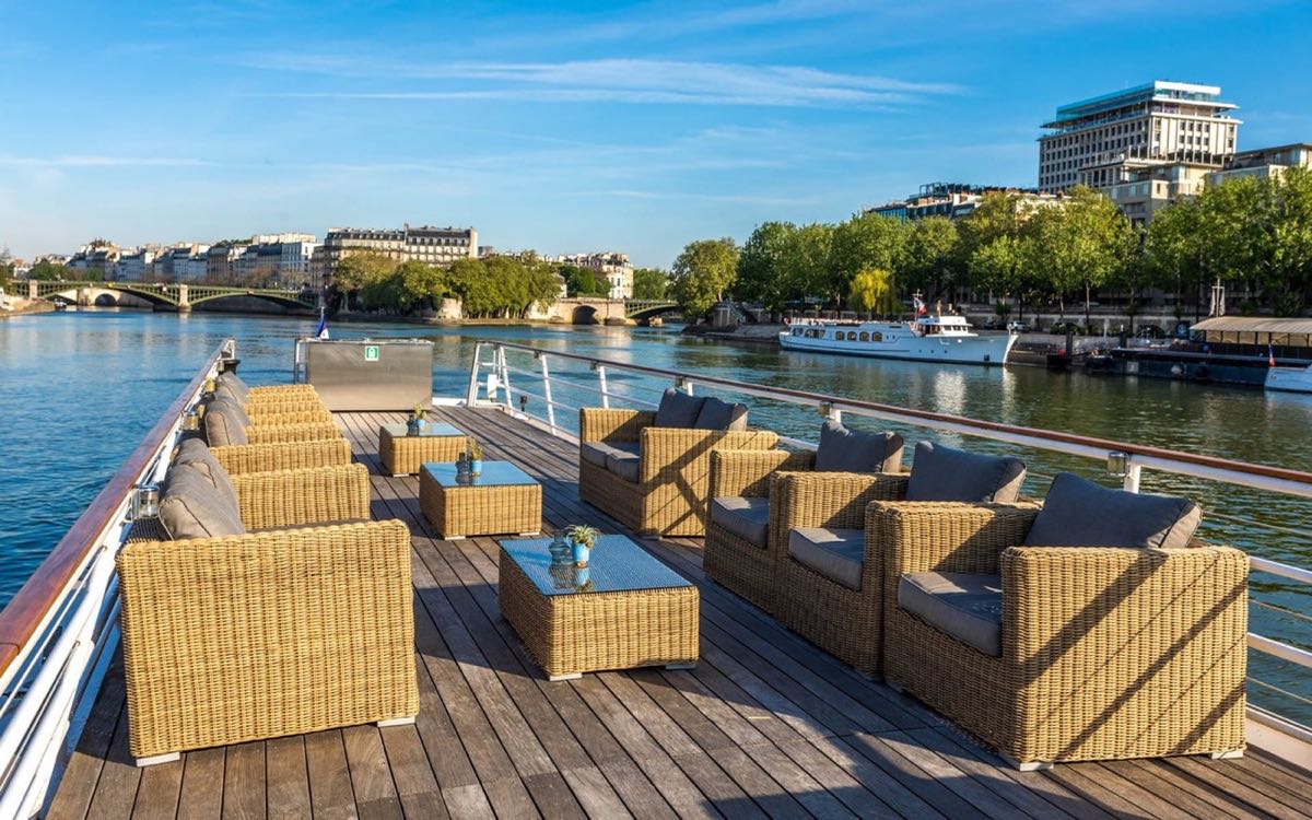 Péniche privatisée sur la Seine à Paris